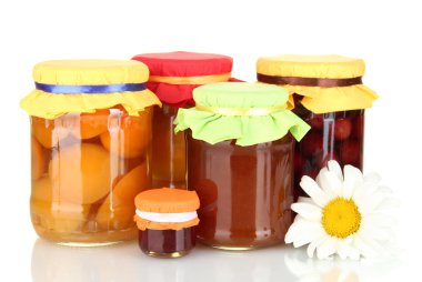 Kavanozlar beyaz izole meyve ile