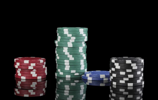 Casino fichas aisladas en negro — Foto de Stock