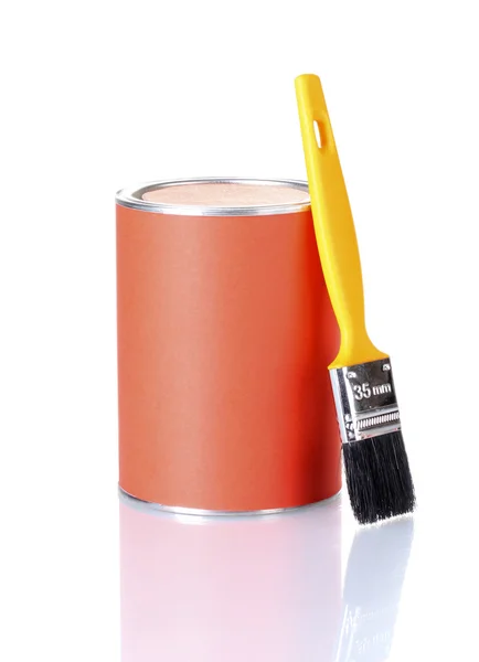 白のクローズ アップで分離された絵筆と塗料の缶 — ストック写真