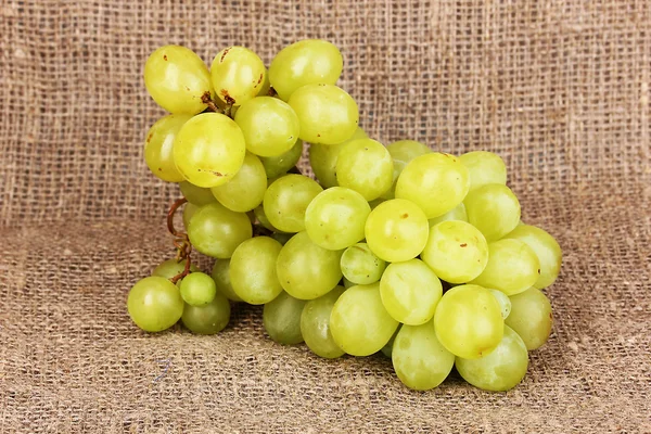 Uvas dulces maduras sobre tela de saco —  Fotos de Stock
