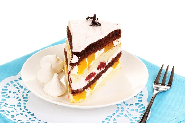 Katmanlı meyveli kek üzerine beyaz izole — Stok fotoğraf