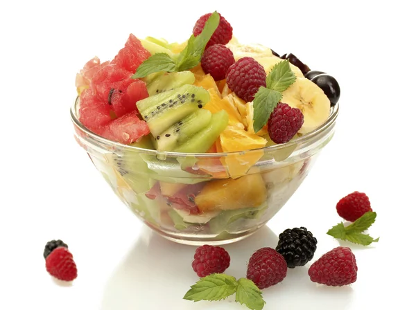 Salade de fruits frais dans un bol et des baies, isolé sur blanc — Photo