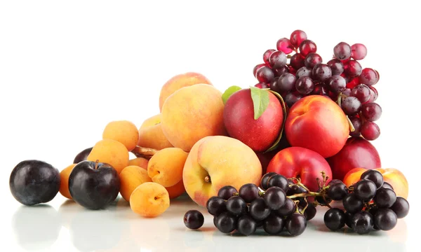 Frutos y bayas maduros aislados en blanco — Foto de Stock