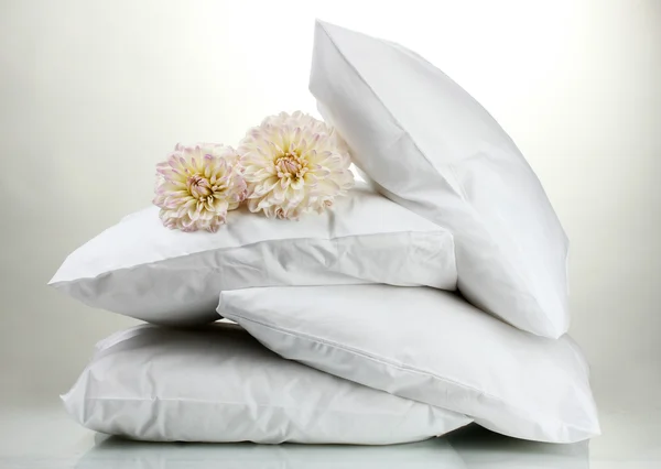 Poduszki i kwiaty, na szarym tle — Zdjęcie stockowe