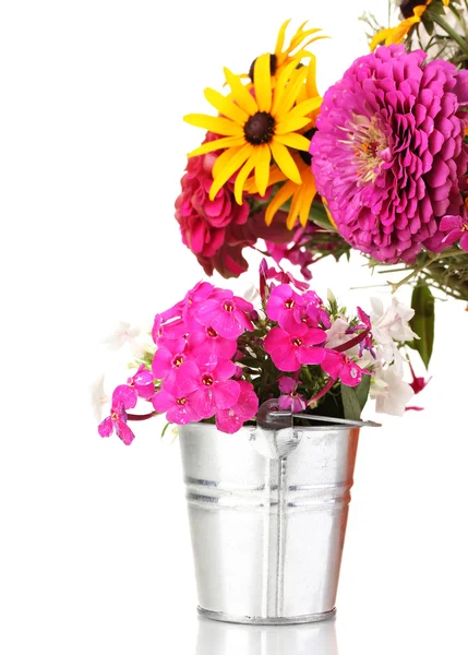 Belo buquê de flores brilhantes em bailer isolado em branco — Fotografia de Stock