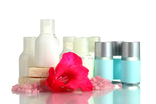 Kosmetické lahví, mýdlo a květina, izolované na bílém — ストック写真