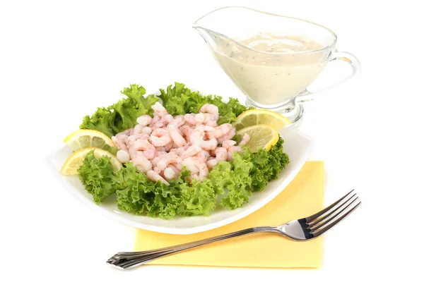 Вкусные маринованные креветки в тарелке изолированы на белом — стоковое фото