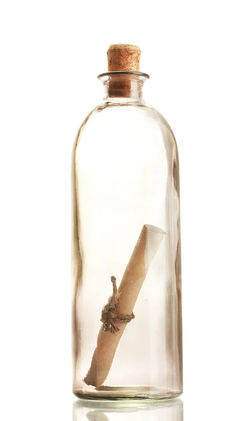Botella de vidrio con nota en el interior aislada en blanco — Foto de Stock