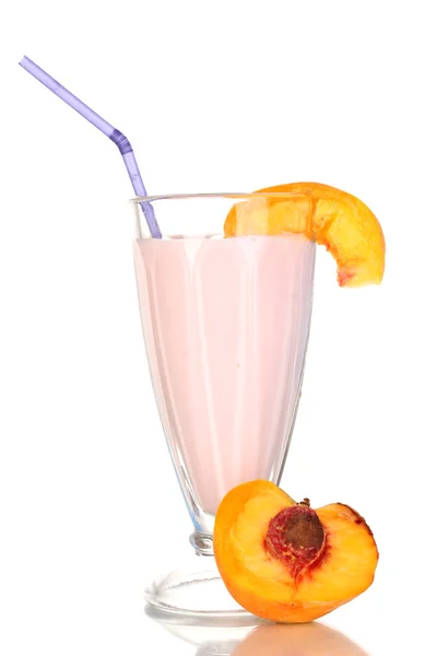 Pyszne milk shake z brzoskwini na białym tle — Zdjęcie stockowe