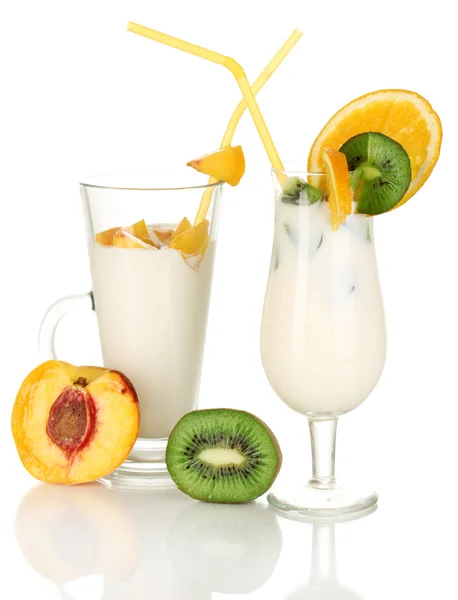 Délicieux milk shakes aux fruits isolés sur blanc — Photo