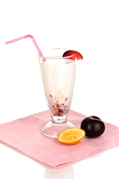 Heerlijke milkshake met fruit geïsoleerd op wit — Stockfoto