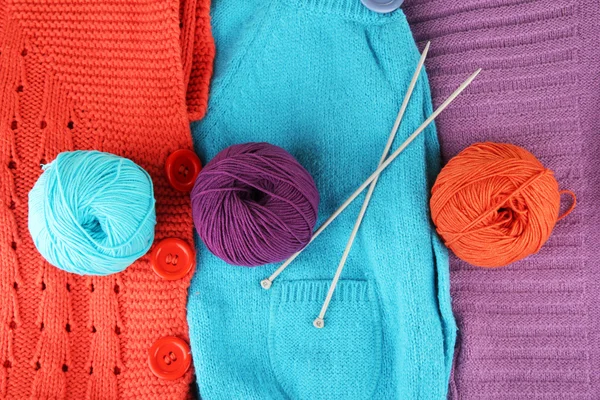 Colorful wool sweaters and balls of wool close-up — Stock Photo, Image