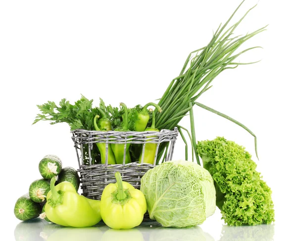 Świeże zielone warzywa w kosz na białym tle — Zdjęcie stockowe