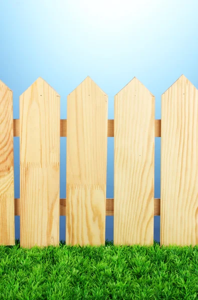 Ein Holzzaun auf blauem Hintergrund in Großaufnahme — Stockfoto