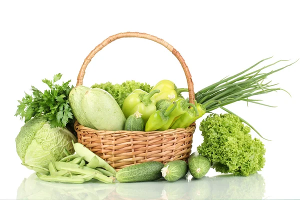 Friske, grønne grønnsaker i kurv isolert på hvite – stockfoto