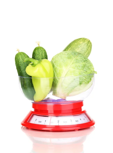 Frisches grünes Gemüse in Schuppen isoliert auf weiß — Stockfoto