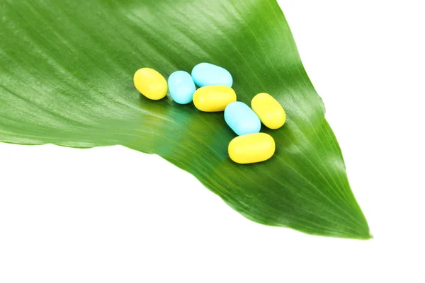 Tabletki na zielony liść na białym tle — Zdjęcie stockowe