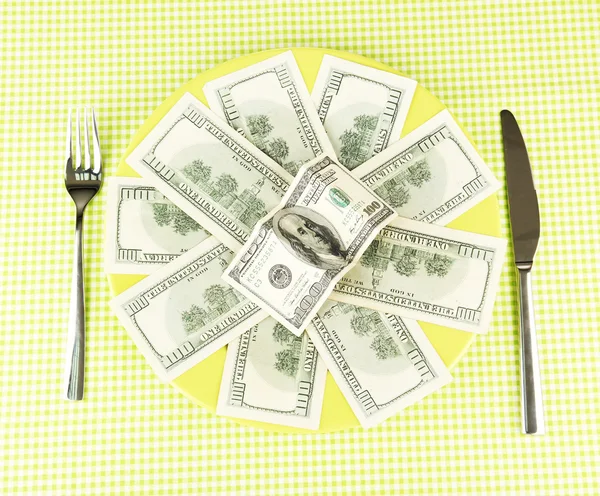 Banknotes on the plate on green tablecloth close-up — Stock Photo, Image