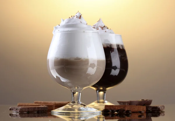 Vasos de cóctel de café sobre fondo marrón — Foto de Stock