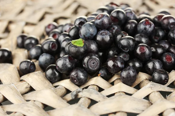 Fresh blueberries on wicker mat close-up — Stock Photo, Image