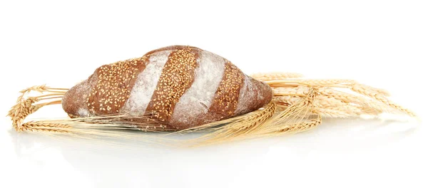 Σπιτικό ψωμί ολόκληρο απομονωμένο σε λευκό φόντο — Φωτογραφία Αρχείου