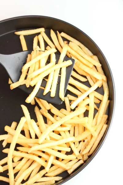 Patatas fritas en la sartén sobre fondo blanco de cerca —  Fotos de Stock