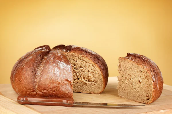Brot in Scheiben auf braunem Hintergrund in Großaufnahme — Stockfoto