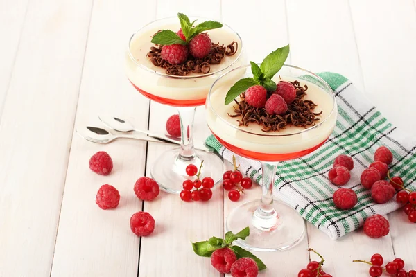 Geleia de frutas com bagas em óculos na mesa de madeira — Fotografia de Stock