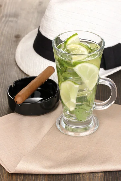 Mojito and a hat on a gray wooden background — Stock Photo, Image