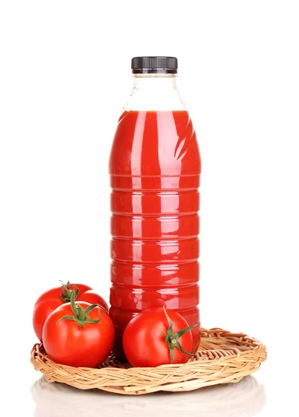 Succo di pomodoro in bottiglia su tappetino di vimini isolato su bianco — Foto Stock