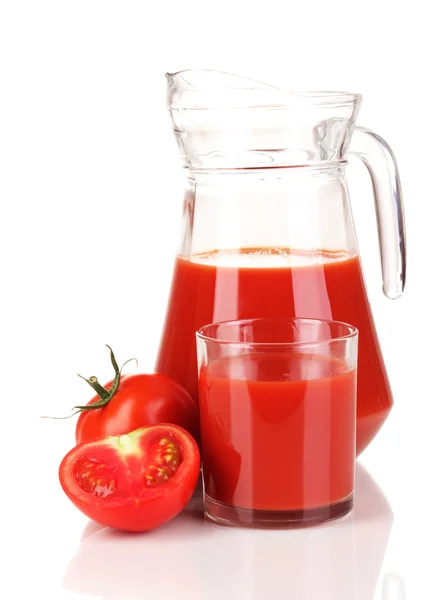 Succo di pomodoro in brocca e bicchiere isolato su bianco — Foto Stock