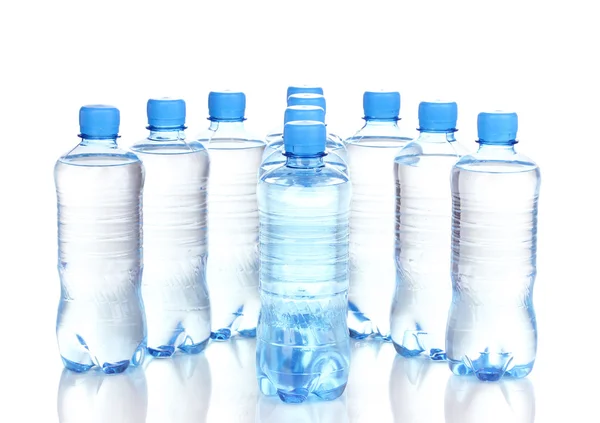 白で隔離される水のプラスチック製のボトル — ストック写真