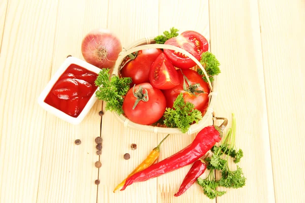 Zátiší rajčata kečup a byliny na dřevěný stůl — Stock fotografie