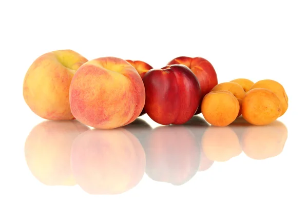 Nectarinas maduras, damascos e pêssegos isolados em close-up branco — Fotografia de Stock