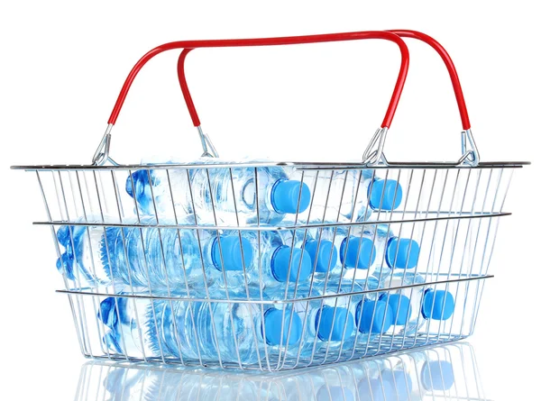 Garrafas de plástico de água em cesta de metal isolado em branco — Fotografia de Stock