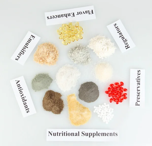 Suplementos nutricionais isolados em close-up branco — Fotografia de Stock