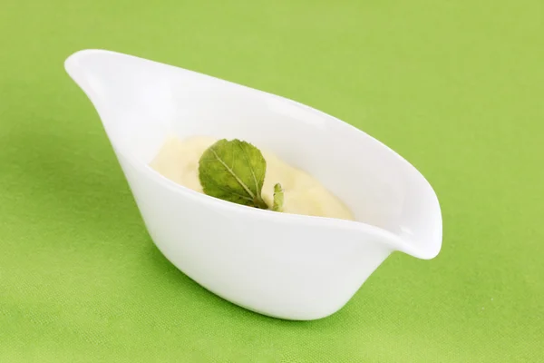 Mayonnaise dans un bol sur serviette isolée sur blanc — Photo