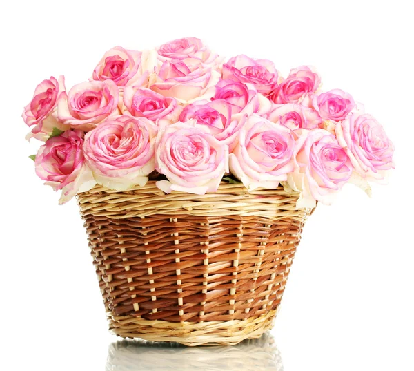 Hermoso ramo de rosas rosadas en cesta, aislado en blanco —  Fotos de Stock