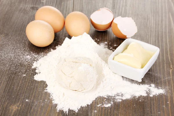 Eier, Mehl und Butter in Großaufnahme auf Holztisch — Stockfoto