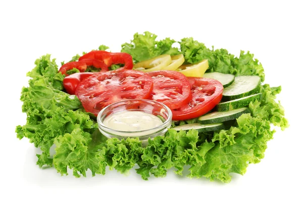 Verduras picadas y salsa en plato aislado en blanco —  Fotos de Stock
