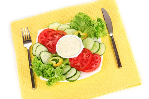 Hackade grönsaker och sås på plattan isolerad på vit — Stockfoto