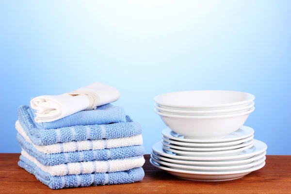 Asciugamani da cucina con stoviglie su sfondo blu primo piano — Foto Stock