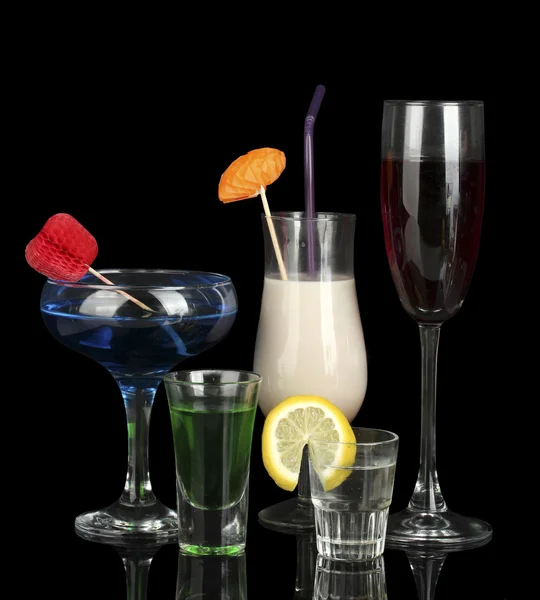 O varietate de băuturi alcoolice izolate pe negru — Fotografie, imagine de stoc