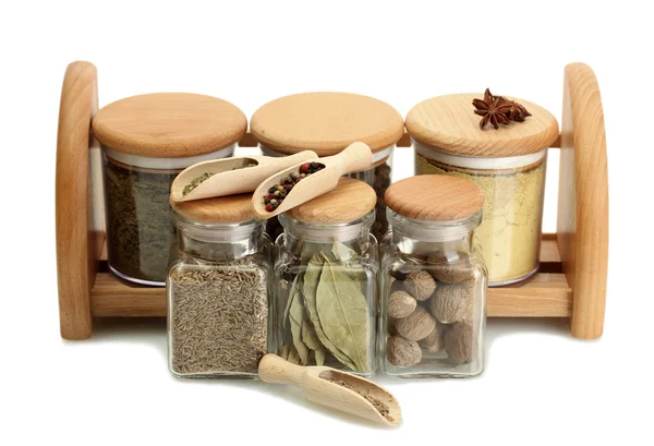 Potten en houten lepels op plank met specerijen geïsoleerd op wit — Stockfoto