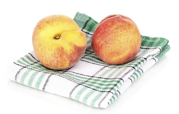 成熟的桃子在餐巾上白色隔离 — 图库照片