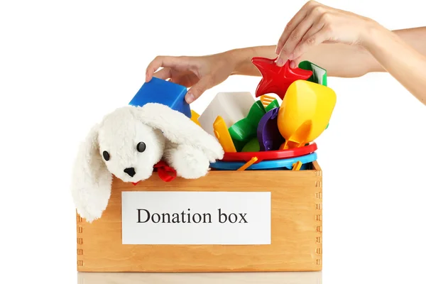 Caja de donación con juguetes para niños sobre fondo blanco de cerca —  Fotos de Stock