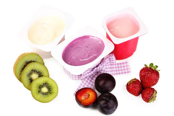 Iogurtes de frutas isolados em branco — Fotografia de Stock