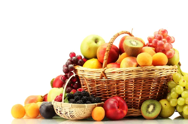 エキゾチックなフルーツと白で隔離されるかごの中の果実の品揃え — ストック写真