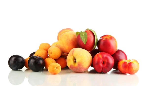 Frutas maduras e bagas isoladas em branco — Fotografia de Stock