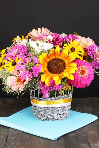 Güzel siyah arka plan üzerine tahta masaya parlak çiçek buketi — Stok fotoğraf